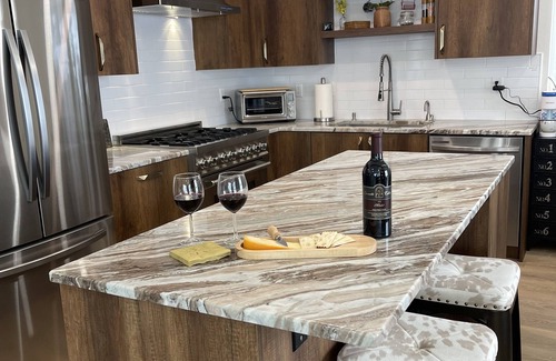 Snoqualmie Pass House | Luxury Rustic Modern on Ski Slope w/Ski in & out. 4B/4Bath w/3 ensuite. w/HotTub