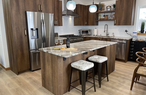 Snoqualmie Pass House | Luxury Rustic Modern on Ski Slope w/Ski in & out. 4B/4Bath w/3 ensuite. w/HotTub