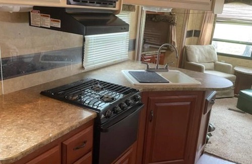 Peletier House | Luxury RV only 3 miles to the Beach, 20 miles to Lejeune and Cherry Point