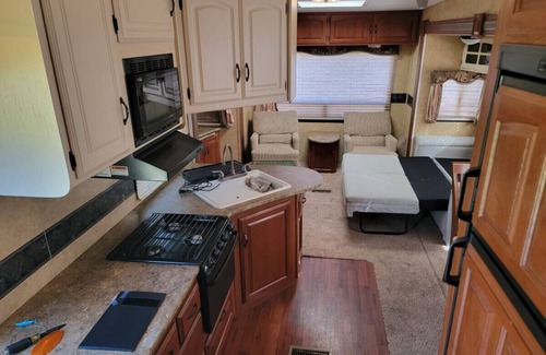 Peletier House | Luxury RV only 3 miles to the Beach, 20 miles to Lejeune and Cherry Point
