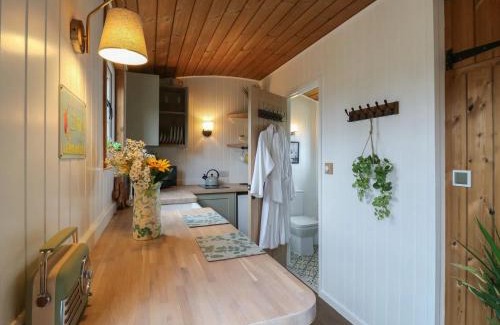 Cambridge Other | Luxury Shepherd Hut with Private Hot Tub