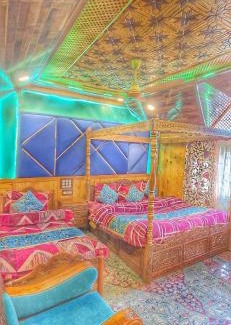 Dal Lake Boat Rental | Luxury Shreen Houseboat