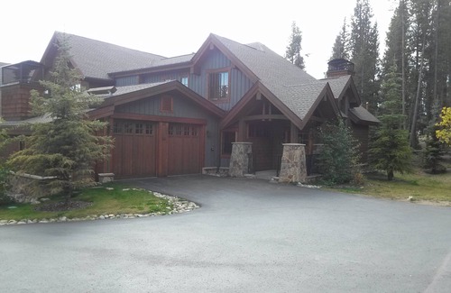 Breckenridge House | Luxury Ski In, Gondola Out Mountain Thunder retreat. Perfect location in Breck