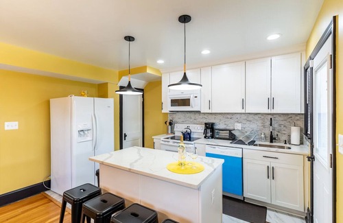 Fairlawn House | Luxury spacious charming DC row house + free parking
