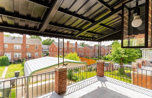 Fairlawn House | Luxury spacious charming DC row house + free parking