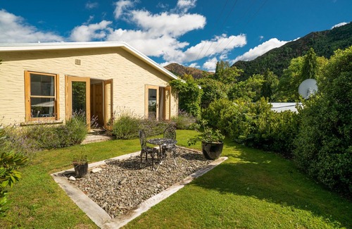 Arrowtown House | Luxury spacious cottage in prime location