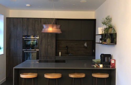 Chichester House | Luxury spacious detached house in heart of city centre with parking