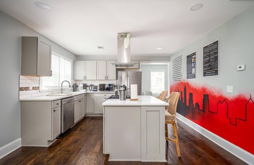 Marietta House | Luxury Sports Art Gallery - 15 mins to ATL Battery