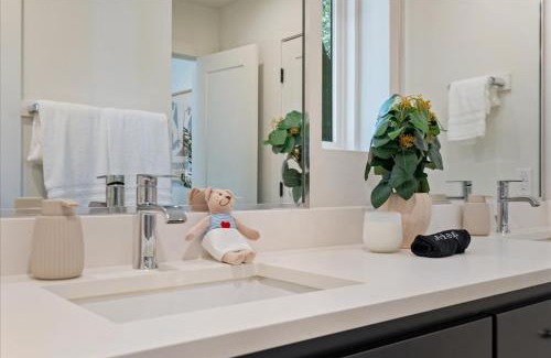 Swede Hill Apartment | Luxury Stay w Ping-Pong & Pool