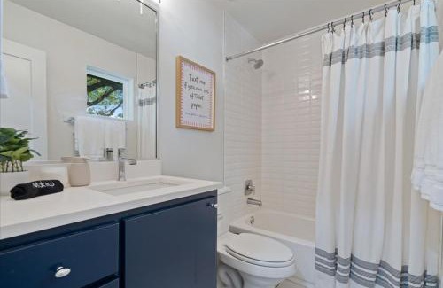 Swede Hill Apartment | Luxury Stay w Ping-Pong & Pool