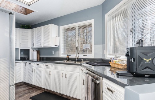 Kendall House | Luxury Stays at HoneyComb Home-Wine Country- Sleeps 10 w/Game Room!