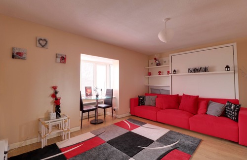 London Borough of Ealing Apartment | Luxury Studio Apartmentnideal long/short stay. Perfect access to WEMBLEY ARENA