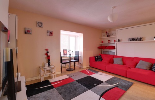 London Borough of Ealing Apartment | Luxury Studio Apartmentnideal long/short stay. Perfect access to WEMBLEY ARENA