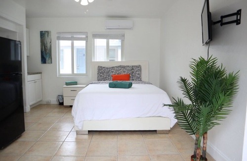 Palm Beach Shores Hotel | * Luxury Studio * Prime Singer Island *