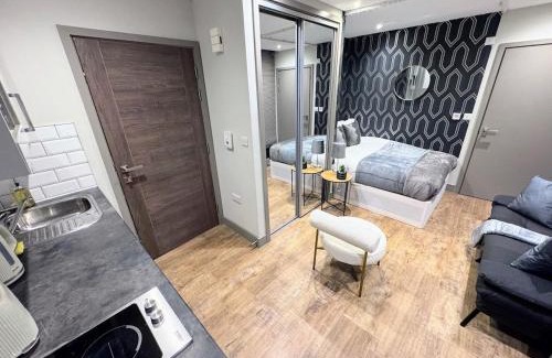Maidstone Apartment | Luxury Studio Suite Town Centre Short Stay