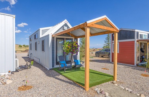 Montrose Cabin | Luxury Tiny Home/Base Camp to Ouray, Telluride/2 Queen beds, 1 twin bed/Washer & Dryer/Smart TV/Hot Tub Access/Patio w/Mountain Views/Fire Pit/11 mi to Airport