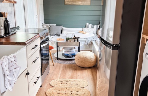 Nampa House | Luxury Tiny Home Getaway - Full kitchen, large bathroom, & more