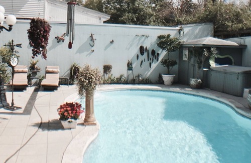 South Central Houston House | LUXURY Town Home near Museums, Downtown & Med Center, Pool & more, STUNNING!