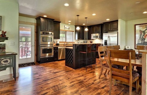 Bear Hollow Village House | Luxury Townhome Gourmet Kitchen & Private Hot Tub, Sleeps 10-12