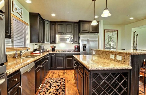 Bear Hollow Village House | Luxury Townhome Gourmet Kitchen & Private Hot Tub, Sleeps 10-12