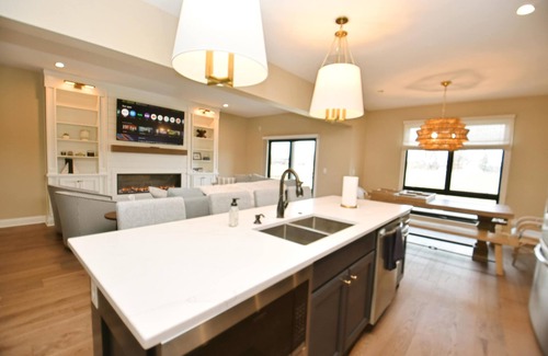 Wooded Estates House | Luxury Townhouse near Notre Dame with Fireplace & Pit (1418)