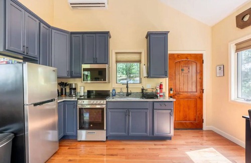 Marshall Cabin | Luxury Treehouse - Oak Treehouse - Near Asheville - Pet Friendly
