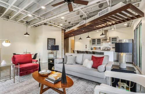 Arts/Warehouse District Apartment | Luxury Two Bedroom Penthouse