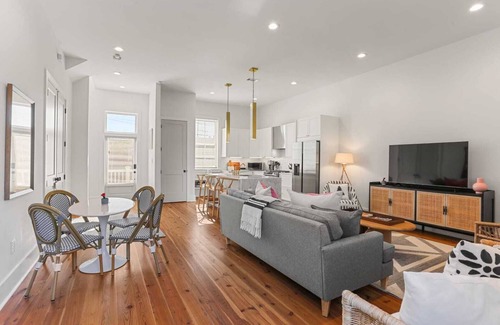 West Riverside House | Luxury Uptown 4BR | Courtyard | Elegantly Designed