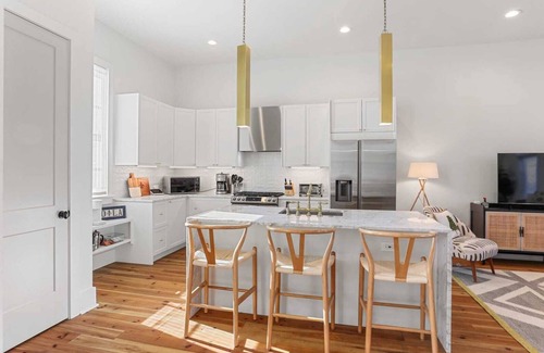 West Riverside House | Luxury Uptown 4BR | Courtyard | Elegantly Designed