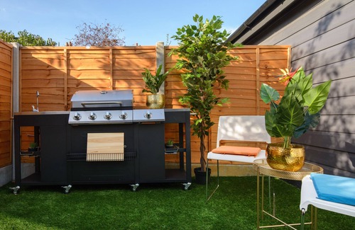 Leyton Apartment | Luxury Versace 1 Bed, Hot Tub, Pool Table, Sky Tv
