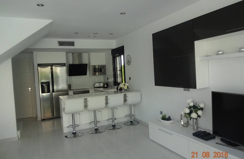 Los Cuarteros Villa | Luxury Villa Pool, 10 mins Walk to Beach & Golf near by