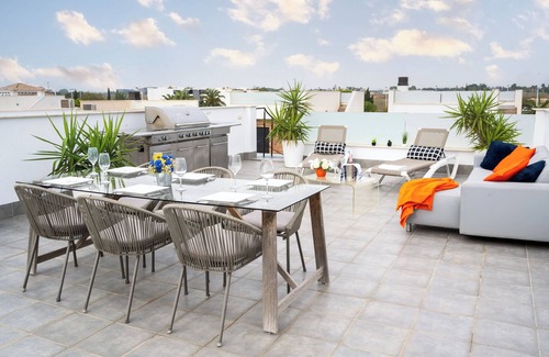 Los Cuarteros Villa | Luxury Villa Pool, 10 mins Walk to Beach & Golf near by