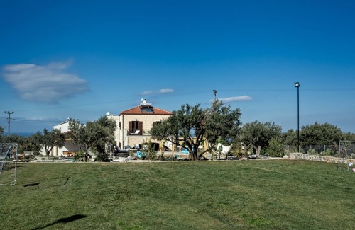 Kokkinon Khorion Villa | Luxury Villa Freedom for families/groups/events/retreats, 5 min from the beach
