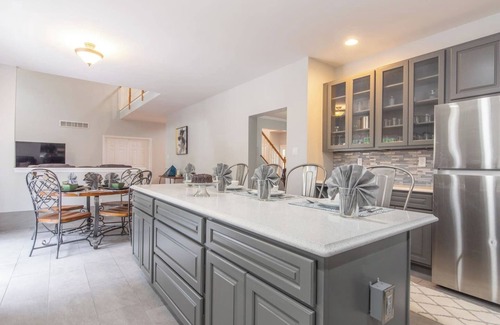 East Stroudsburg House | Luxury Villa-Hot Tub-Fire Pit-King Bed Suite-Privately Fenced Yard