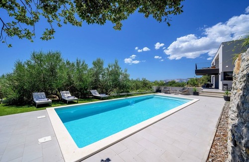 Kastel Kambelovac Villa | Luxury Villa Yara with a Private Pool, Gym, Sauna, and Sea View