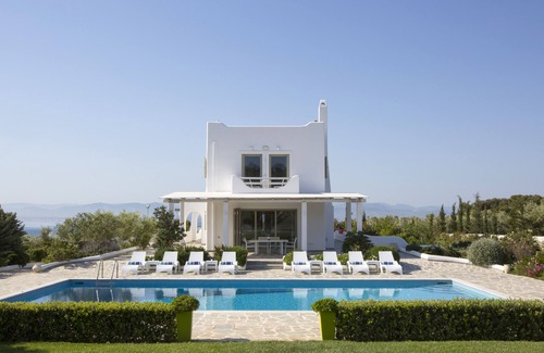 Limni Vouliagmenis Villa | Luxury Villa in Loutraki with private pool and spacious outdoor space