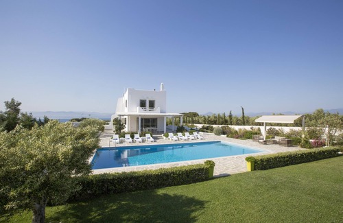 Limni Vouliagmenis Villa | Luxury Villa in Loutraki with private pool and spacious outdoor space