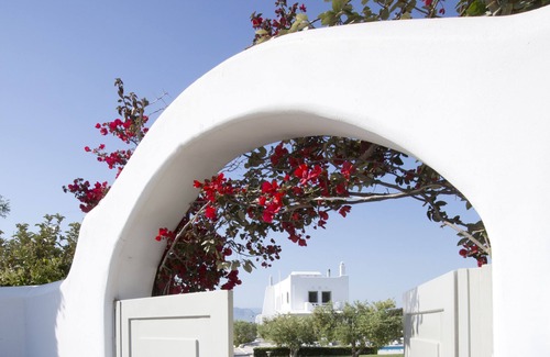 Limni Vouliagmenis Villa | Luxury Villa in Loutraki with private pool and spacious outdoor space