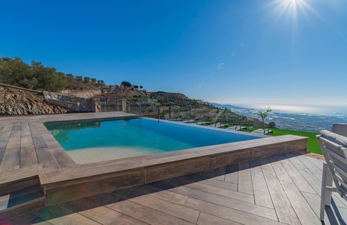 Motril Villa | Luxury Villa in the Middle of the Sun-kissed Costa Tropical With Infinity Pool