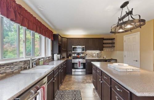Medford Villa | Luxury Villa -King beds, game room!