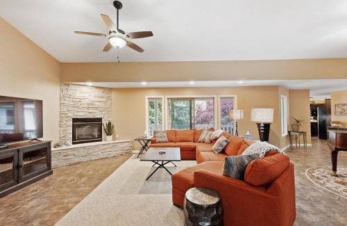 Medford Villa | Luxury Villa -King beds, game room!