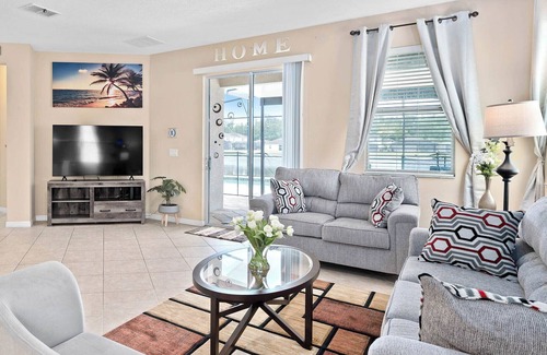 Crystal Cove House | Luxury Villa/Private Pool +Spa/15 Min to Disney! Family-friendly and relaxing!