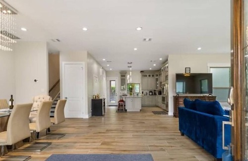 Lawndale/ Wayside Villa | Luxury Villa Resort-Sleeps 20
