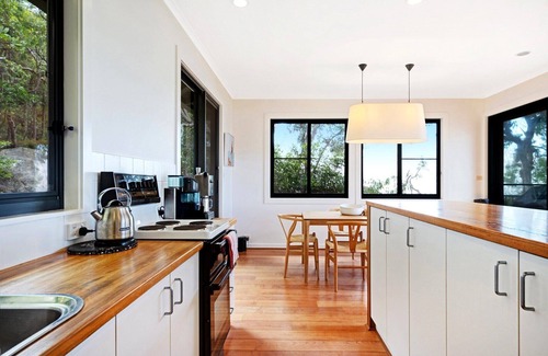 Hardys Bay House | Luxury Villas The Bach at Grandview (Walk to the beach)