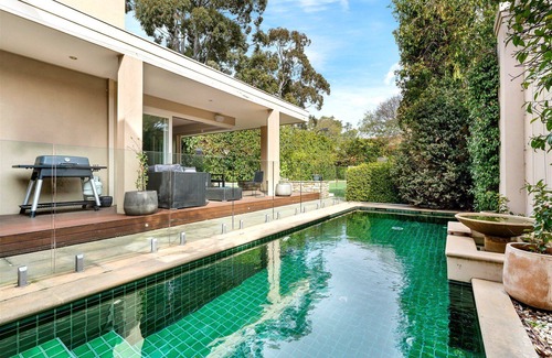 Prahran House | Luxury Villas Wynnstay House (Solar Heated Pool)