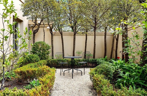 Prahran House | Luxury Villas Wynnstay House (Solar Heated Pool)