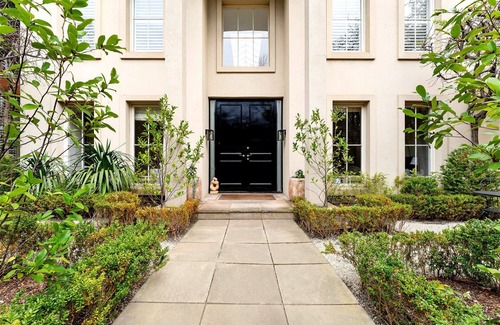 Prahran House | Luxury Villas Wynnstay House (Solar Heated Pool)