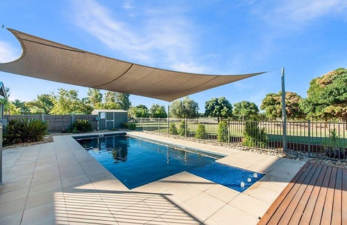 Moama House | Luxury Vineyard Estate | Pool | 5 Bedrooms