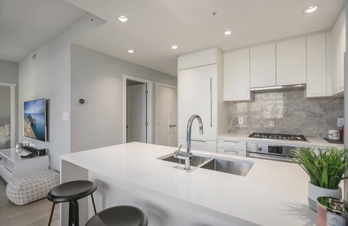 Lower Lonsdale Apartment | Luxury Waterfront Condo in Lower Lonsdale