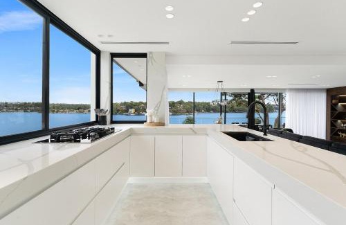 Kangaroo Point House | Luxury Waterfront on aerbnb b00k there ONLY